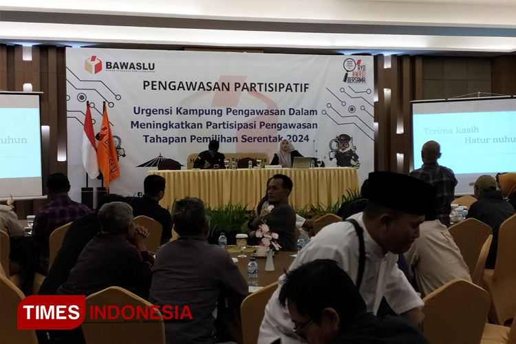 Para pengurus RT/RW antusias mengikuti Sosialisasi Urgensi Kampung Pengawasan dalam Meningkatkan Partisipasi Tahapan Pemilihan Kepala Daerah 2024, Senin (22/7/2024). (FOTO: Harniwan Obech/TIMES Indonesia)