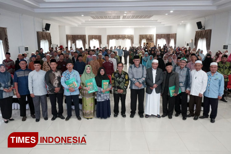 Staf Ahli Wali Kota Bontang, dr Bahauddin (tengah) berfoto bersama dengan peserta dan Komisioner Baznas Bontang (Foto: Kusnadi/TIMES Indonesia)