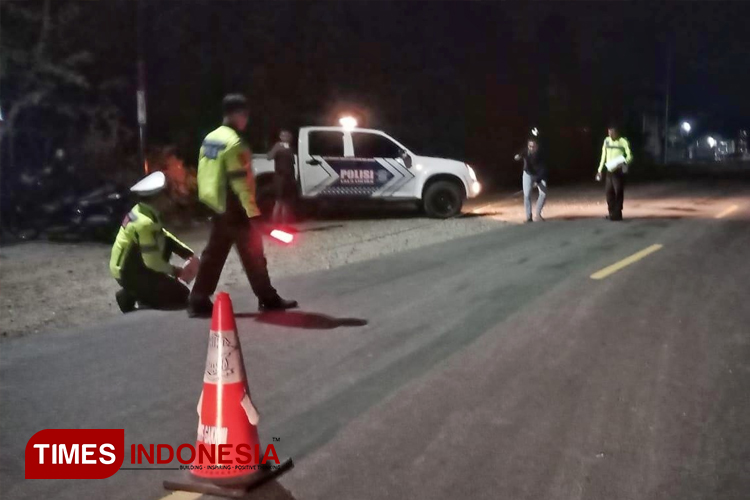 Satlantas Polres Pacitan olah TKP kecelakaan maut yang libatkan pelajar. (FOTO: Polres Pacitan for TIMES Indonesia)