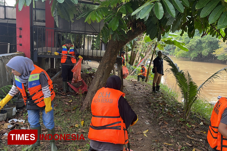 Salah satu aksi bersih-bersih sungai di pekayon yang dilakukan oleh indrive dan komunitas peduli lingkungan.(FOTO: InDrive for TIMES Indonesia)