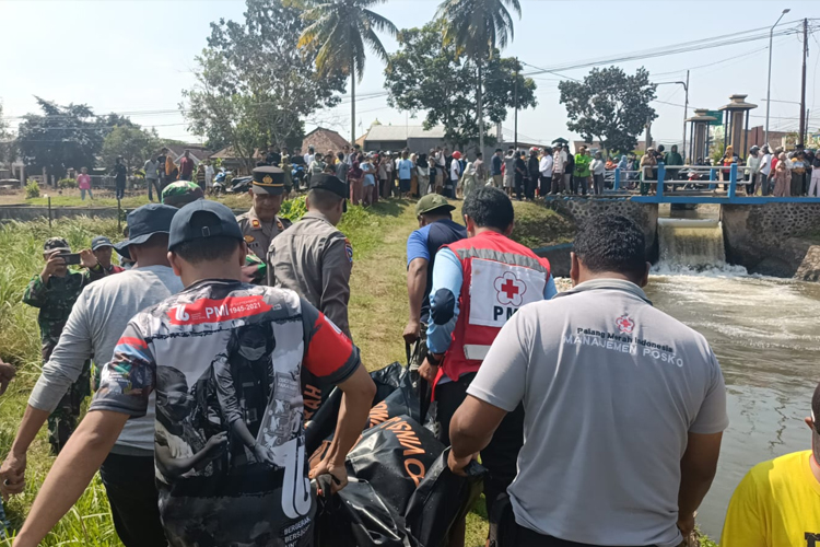 Evakuasi jasad lansia oleh petugas, usai ditemukan terapung di aliran anak sungai Brantas (Dam Swerek), Desa Gondanglegi Kulon, Kecamatan Gondanglegi, Kabupaten Malang, kemarin. (Foto dok. Polres)