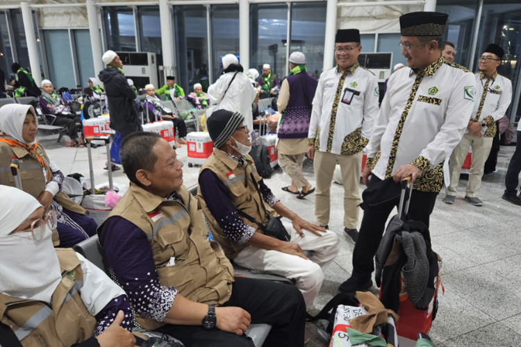 Konjen RI Yusron B. Ambary, memantau pemulangan jemaah haji Indonesia. (Foto: MCH 2024 Kemenag RI)