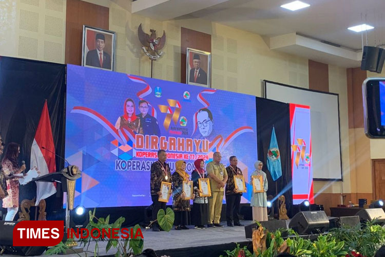 penyerahan-penghargaan.jpg