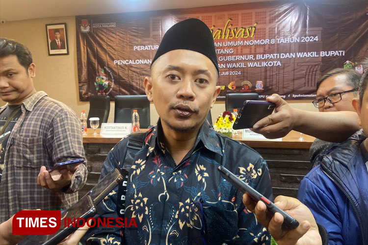 Komisioner KPU Kota Malang, Ali Akbar saat ditemui awak media. (FOTO: Rizky Kurniawan Pratama/TIMES Indonesia)