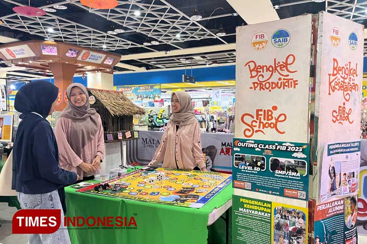 Stan ‘Sekolah Dolan Malang’ di Pameran Kolaborator, Lantai LG, Matos. (FOTO: Nadya Shafira Putri/TIMES Indonesia)