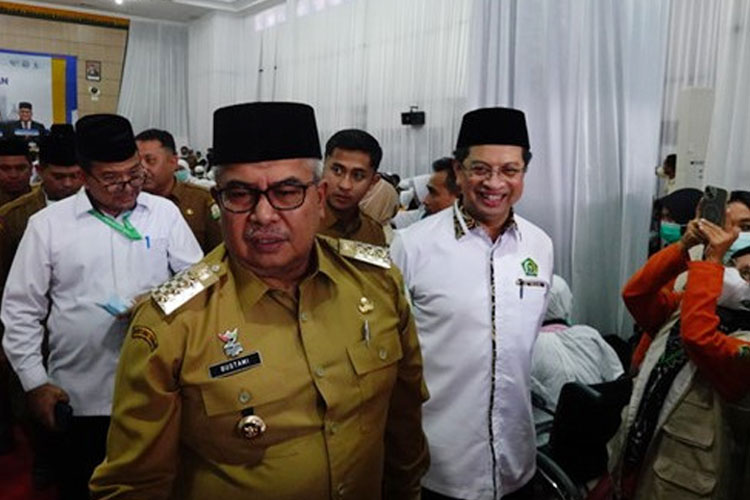 Kedatangan jemaah haji Indonesia disambut oleh Irjen Kemenag Faisal Ali Hasyim dan Pj Gubernur Aceh Bustami Hamzah. (FOTO: MCH 2024 Kemenag RI)
