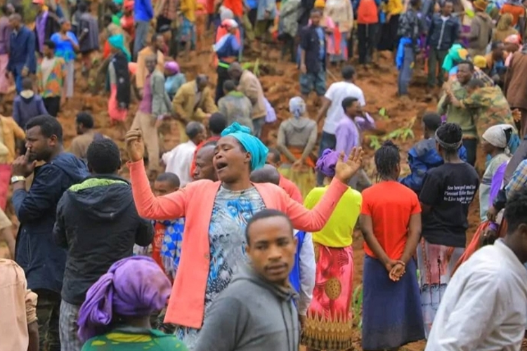 Suasana disaat ratusan orang termasuk keluarga korban yang ikut melakukan pencarian terhadap korban yang tertimbun tanah. (Foto: Addis Standard)