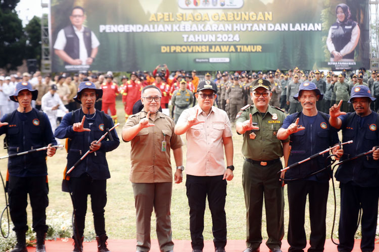 Pj Gubernur Adhy saat memimpin Apel Siaga Gabungan Pengendalian Kebakaran Hutan dan Lahan (Karhutla) Tahun 2024 di lapangan Desa Trawas Kecamatan Trawas, Kabupaten Mojokerto, Selasa (23/7/2024) sore.(Foto: Dok.Humas Pemprov Jatim)
