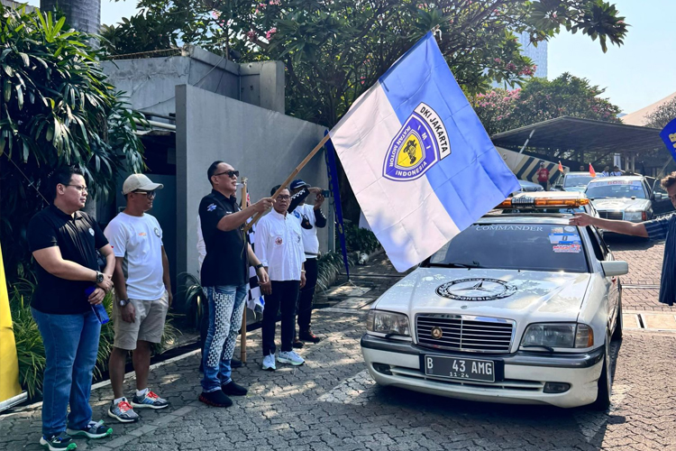 Bambang Soesatyo, Ketua Umum Ikatan Motor Indonesia (IMI), melepas peserta Fun Rally oleh Mercedes Benz W202 Club Indonesia (MBW202CI).