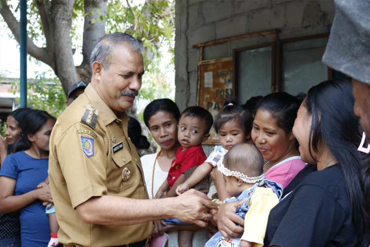 Bupati Sumba Timur Khristofel Praing saat menyapa dan melakukan imunisasi pada anak di Pencanangan PIN Polio tingkat Kabupaten Sumba Timur. (FOTO:Habibudin/TIMES Indonesia)