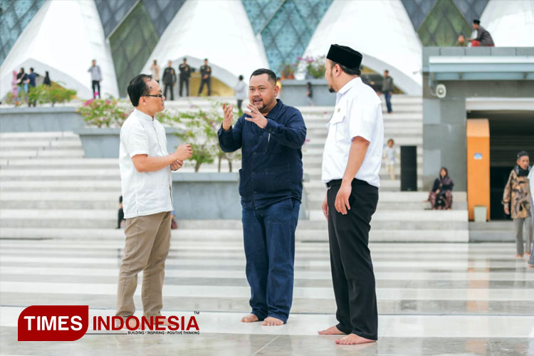 Bupati Gresik, Fandi Akhmad Yani saat mengunjungi Masjid Al-Jabar Bandung. (FOTO: Akmal/TIMES Indonesia).