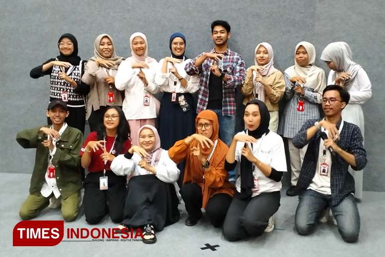 Pengurus Metamorfrosa Indonesia Tasikmalaya berfoto Bersama usai melaksanakan Program Nongkrong Inklusif yang disaksikan oleh ratusan pengunjung di GCC Kota Tasikmalaya, Sabtu (20/7/2024) (FOTO: Harniwan Obech/TIMES Indonesia)