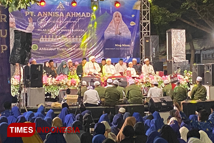 Shalawat bersama memperingati Milad ke-3 PT Annisa Ahmada Travelindo (ITS Grup) di Jl. Wahid Hasyim, Senin (23/7/2024) malam. (FOTO: Rohmadi/TIMES Indonesia)