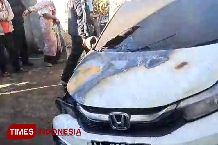 Mobil Brio milik Minem Duwiyanti yang terbakar. (FOTO: Hermanto/ TIMES Indonesia)