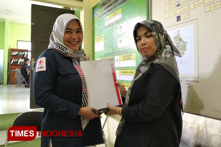 Irma, relawan PMI Kota Tasikmalaya saat berkoordinasi perihal penjadwalan donor darah dengan Seklur Kahuripan Aam Nurhayati di Kelurahan Kahuripan, Tawang, Kota Tasikmalaya, Selasa (23/7/2024) (FOTO: Harniwan Obech/TIMES Indonesia)