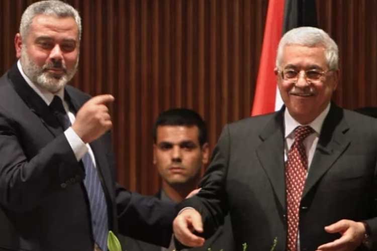 Perdana Menteri Palestina Ismail Haniyeh dari Hamas (kiri) memberi isyarat kepada Presiden Otoritas Palestina Mahmoud Abbas di Kota Gaza pada tahun 2007. (FOTO: Euronews)
