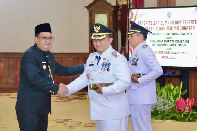 Pj Gubernur Adhy saat melantik Muhammad Hadi Wawan Guntoro sebagai Pj Bupati Bondowoso dan Teguh Narutomo sebagai Pj Bupati Jombang di Gedung Negara Grahadi Surabaya, Selasa (23/7/2024).(Dok.Humas Pemprov Jatim)