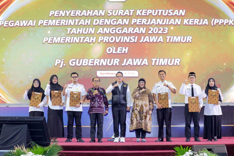 Pj Gubernur Adhy saat penyerahan SK pengangkatan Pegawai Pemerintah dengan Perjanjian Kerja (PPPK) di Graha Unesa Surabaya, Selasa (23/7/2024). (Foto: Dok.Humas Pemprov Jatim)