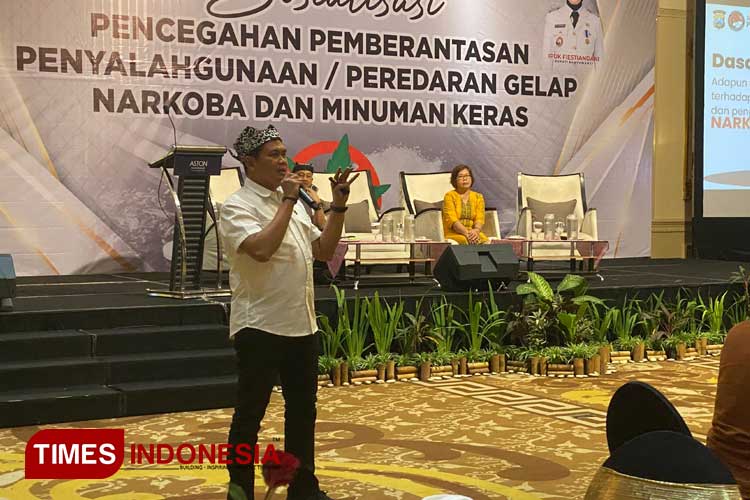 Kasat Narkoba Polresta Banyuwangi, M. Khoirul Hidayat, SH, MH saat menyampaikan materi sosialisasi Sosialisasi Pencegahan Pemberantasan Penyalahgunaan/Peredaran Gelap Narkoba dan Miras di Ballroom Aston Banyuwangi. (Foto: Fazar Dimas/TIMES Indonesia)
