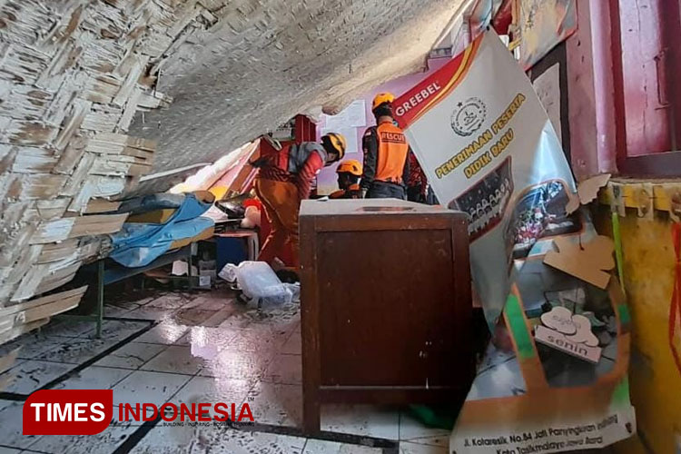 Sejumlah personel BPBD dan Polisi saat membereskan puing puing bangunan sekolah RA Muhammad Ramdhan di Jalan Kutaresik-Jati, Panyingkirian, Indihiang, Kota Tasikmalaya, Selasa (23/7/2024). (Foto: Harniwan Obech/TIMES Indonesia)
