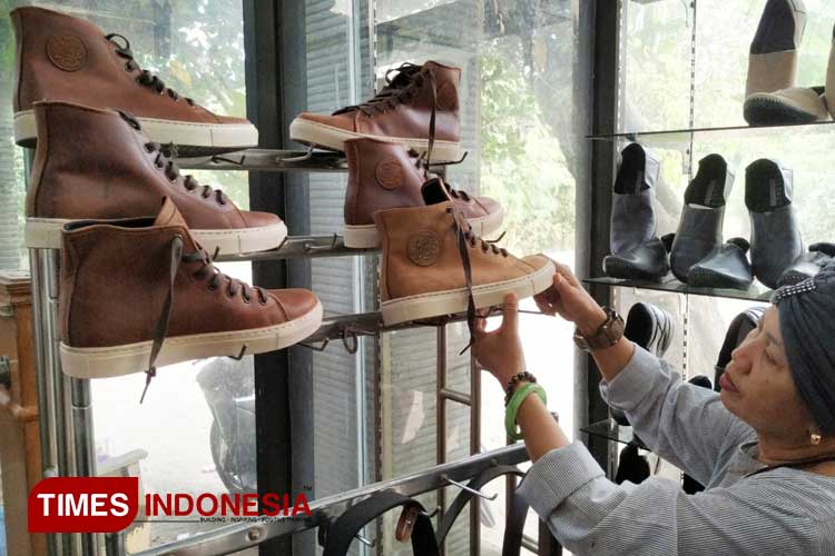 UMKM Sepatu Kulit Asli Kediri, Diminati Sampai Luar Negeri