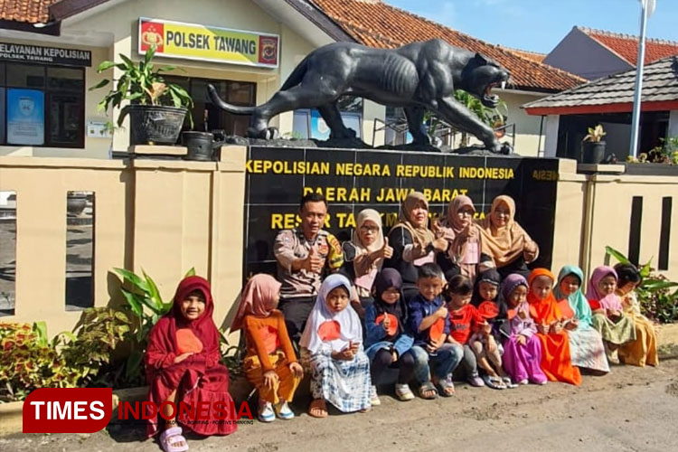 Sejumlah siswa TK Nurul Hikmah berfoto bersama di depan Mapolsek Tawang, Kota Tasikmalaya, Jawa Barat, Selasa (23/7/2024) (FOTO: Harniwan Obech/TIMES Indonesia)