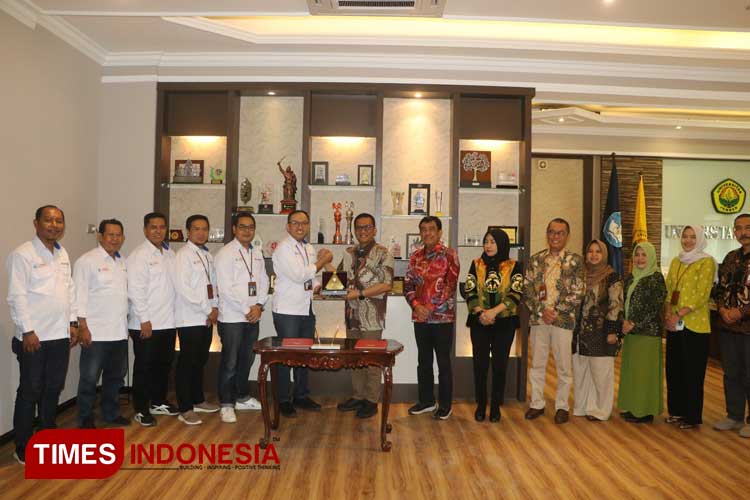 Penandatanganan MoU antara UNEJ dan Tirta Pandalungan dalam peluncuran produk UNEJ Cool. (FOTO: M. Abdul Basid/TIMES Indonesia)