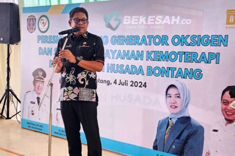 Wali Kota Basri Rase saat meresmikan Ruang Generator Oksigen RSUD Bontang (Foto: RSUD Bontang)
