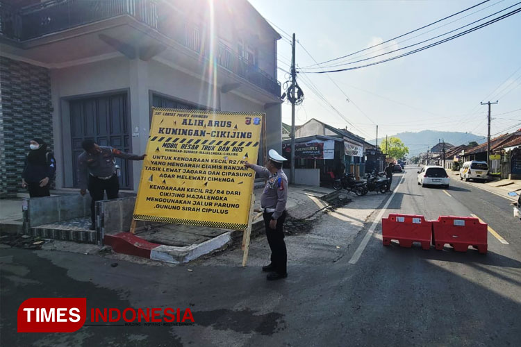 Personel Satlantas Polres Majalengka melakukan rekayasa lalu lintas di jalan nasional Majalengka-Kuningan. (FOTO: Jaja Sumarja/TIMES Indonesia)