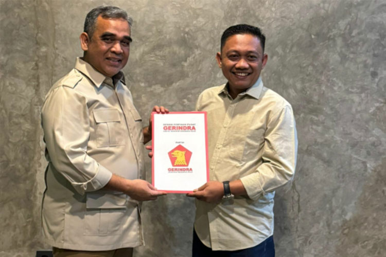 Katino saat menerima rekomendasi dari Sekjen Gerindra Ahmad Muzani (FOTO: dok Gerindra)