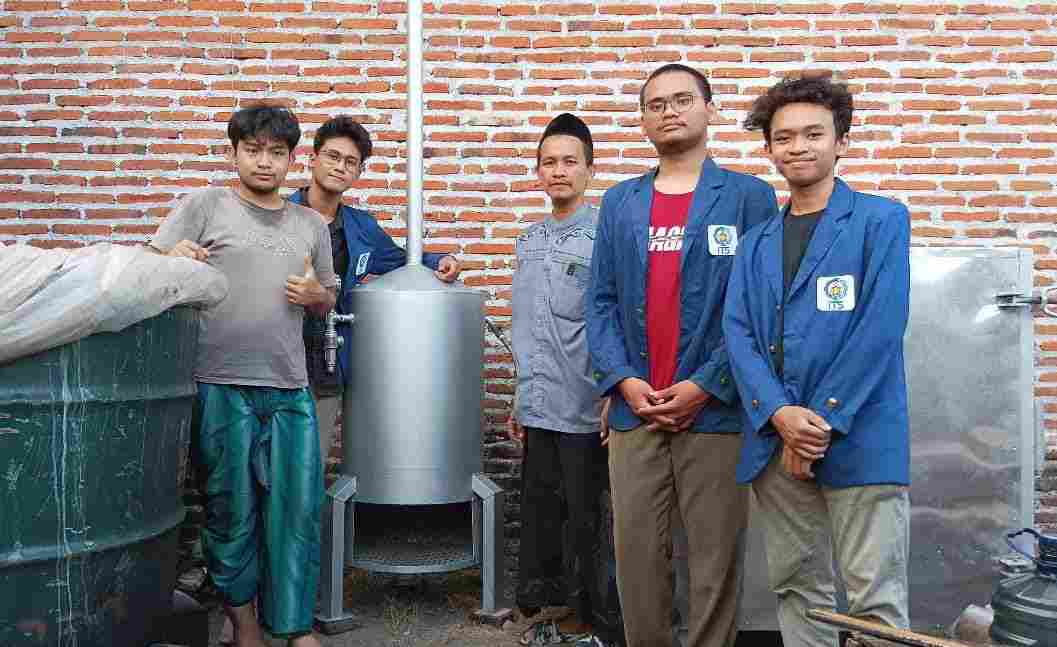 Tim PKM-PI ITS bersama petani jamur di Probolinggo. (Foto: PKM ITS for TIMES Indonesia)