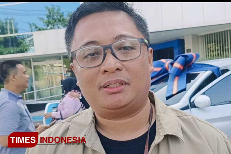 Pemimpin Cabang BRI Ponorogo Agus Adi Hermanto dan pemenang hadiah Simpedes periode II tahun 2023 (Foto: Marhaban/TIMES Indonesia)