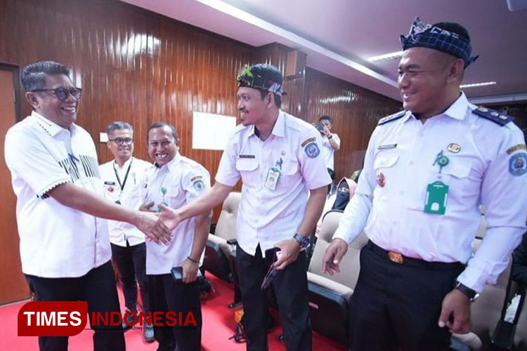Wali Kota Bontang Basri Rase saat berada di room teater (FOTO: Kusnadi/TIMES Indonesia)
