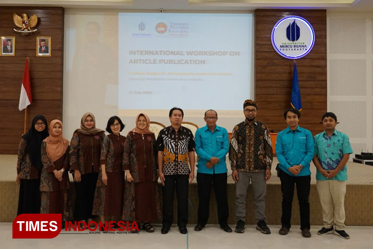 Dosen UMBY ketika pose bersama Profesor Madya Dr Mohamed Nor Azhari bin Azman dari UPSI Malaysia. (FOTO: AJP TIMES Indonesia)