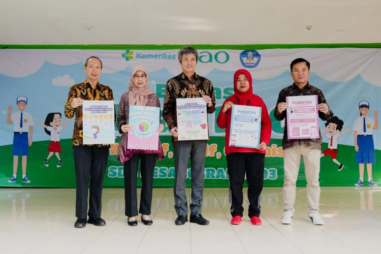 (kiri ke kanan) Vice President Kao Indonesia Jeniagusliono, dr. Elvieda Sariwati, M.Epid, Presiden Direktur Kao Indonesia Naoki Yoshigai, Rina Elvitra dan Harnowo Susanto selaku Analis Kebijakan Ahli Madya PAUD Dikdasmen, Selasa (23/7/2024).
