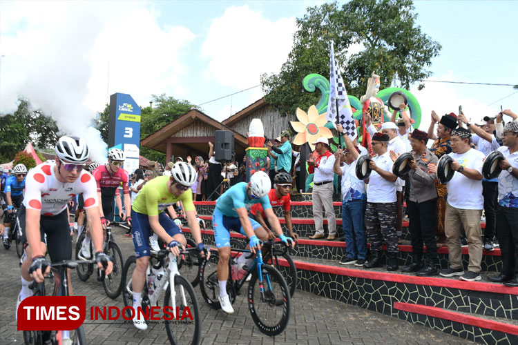 Keberangkatan pembalap sepeda pada etape ketiga dengan start di Doesoen Kakao Kendenglembu, Karangharjo, Glenmore. (FOTO: Anggara Cahya/TIMES Indonesia)
