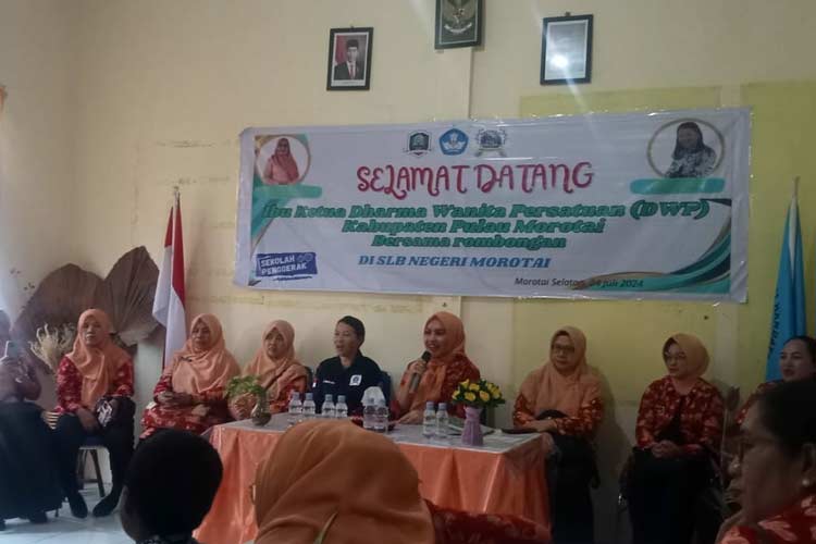 Ketua DWP Kabupaten Pulau Morotai, Nurlela M Umar Ali saat berkunjung ke SLB Negeri Morotai. Rabu (24/7/2024). (Foto: Munces For TIMES Indonesia).