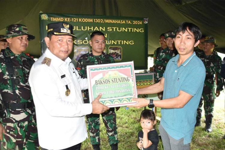 Penerimaan Piagam Baksos Stunting dalam acara pembukaan TMMD di wilayah Kodim 1302 Minahasa. (Foto: Pendim 1302/Minahasa)