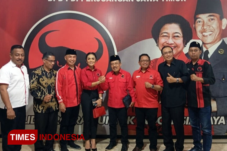 Krisdayanti bertemu pada budayawan kasepuhan usai menerima rekom di kantor DPW PDIP Jawa Timur. (Foto: Muhammad Dhani Rahman/TIMES Indonesia)