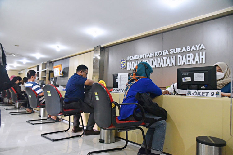 Pembayaran PBB masyarakat Surabaya. (FOTO: Dok. Pemkot Surabaya)