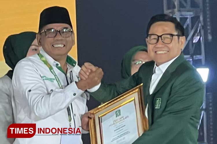 Ketua DPW PKB Banten Ahmad Fauzi diberi penghargaan oleh Ketua Umum PKB Muhaimin Iskandar. (Foto: Muhammad Uqel/TIMES Indonesia)