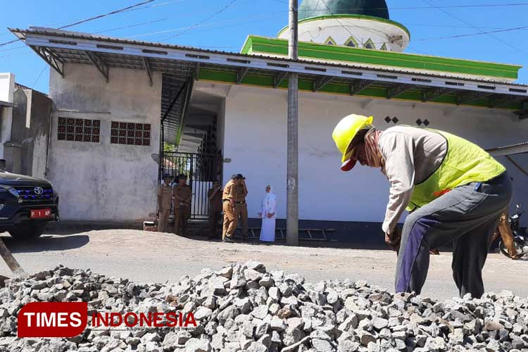 Proses pengerjaan sejumlah jalan di Bondowoso yang anggarannya sudah dibahas sejak 2023 lalu (FOTO: Moh Bahri/TIMES Indonesia) 