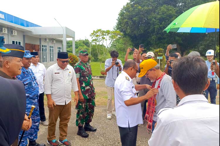Pj Bupati Pemkab Pulau Morotai, Burnawan saat sambut Sultan Ternate, Hidayatullah M Syah di Morotai, Rabu (25/7/2024). (Foto: Munces For TIMES Indonesia).