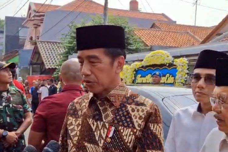 Presiden Joko Widodo menyampaikan keterangan pers ketika mengunjungi rumah duka Wakil Presiden ke-9 RI Hamzah Haz, yang wafat di Jakarta pada Rabu (24/7/2024). (Foto: ANTARA/Bagus Ahmad Rizaldi)