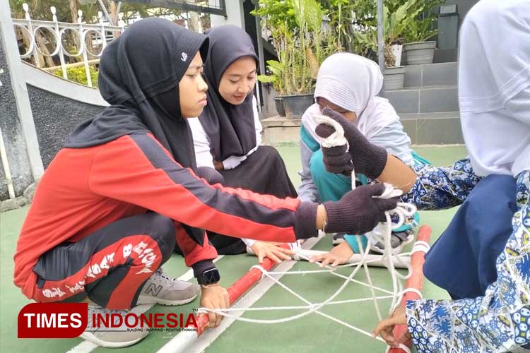 Guru pendamping khusus dari SLB Insan Sejahtera Vera Hermawari saat mendampingi siswa ABK membuat sebuah tandu di SLB Insan Sejahtera, Kota Tasikmalaya, Rabu (24/7/2024) (FOTO: Harniwan Obech/TIMES Indonesia)