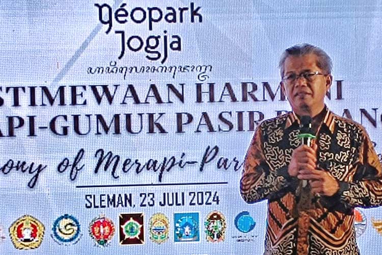 Sekretaris Daerah Kabupaten Sleman, Susmiarto menyambut kehadiran tim verifikator yang sedang melakukan penilaian terhadap 7 Geosite Jogja di Kabupaten Sleman. (Foto: Prokopim Sleman)