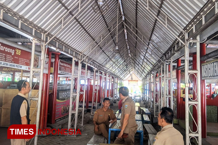 Sentra kuliner Pasar Minulyo Pacitan nampak sepi pelapak lantaran lebih memilih menjadi pedagang kaki lima. (FOTO: Yusuf Arifai/TIMES Indonesia) 