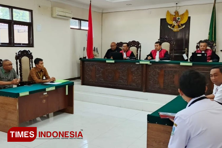 Sidang gugatan perdana di PN Kraksaan. (FOTO: Abdul Jalil/TIMES Indonesia)