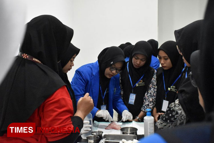Peserta Pelatihan Sedang Melakukan Simulasi Rawat Luka. (FOTO: AJP TIMES Indonesia)