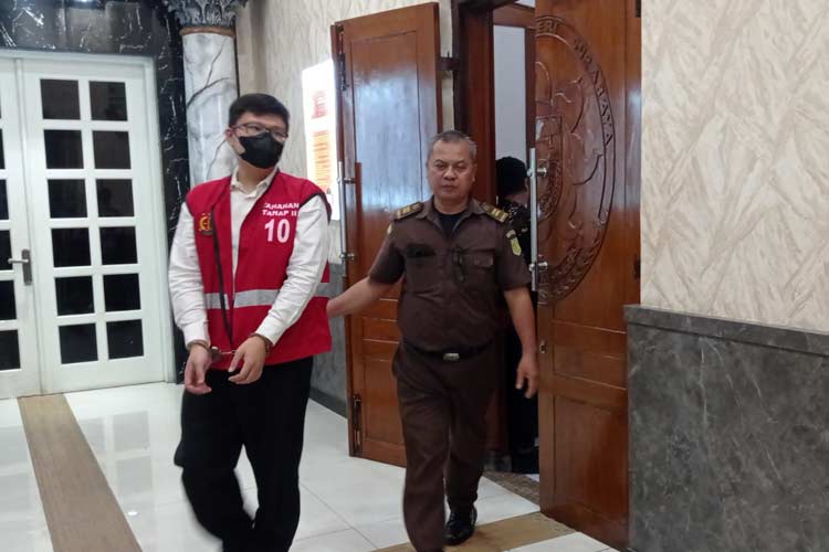 Vonis bebas Gregorius Ronald Tannur, sebelumnya jaksa menuntut 12 tahun. Dan sebelumnya dituntut tinggi dan terbukti dalam dakwaan pertama pasal 338 KUHP tentang pembunuhan.